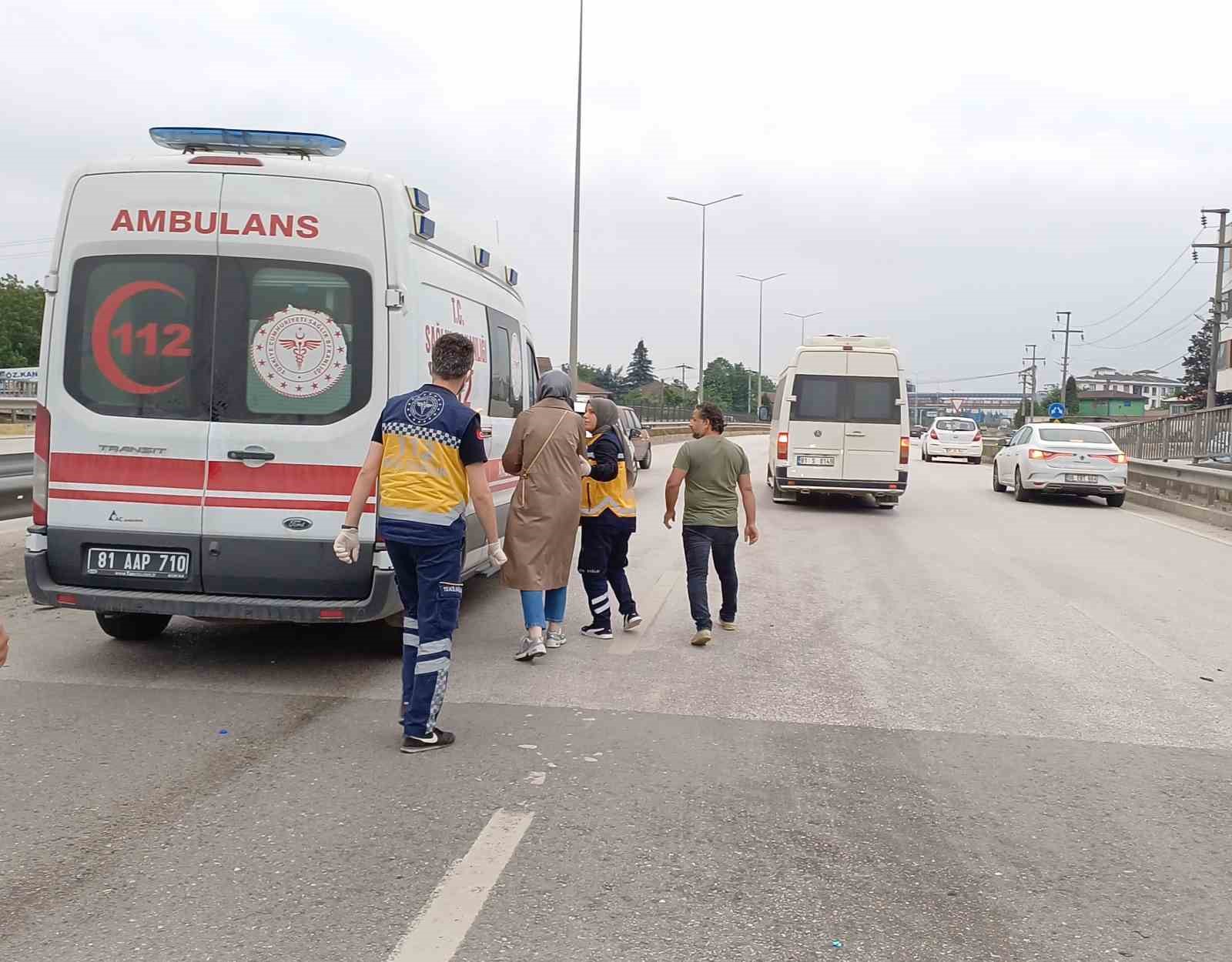 Arkasından çarpıp kaçtığı otomobil, bariyerlere girdi: 2 yaralı
