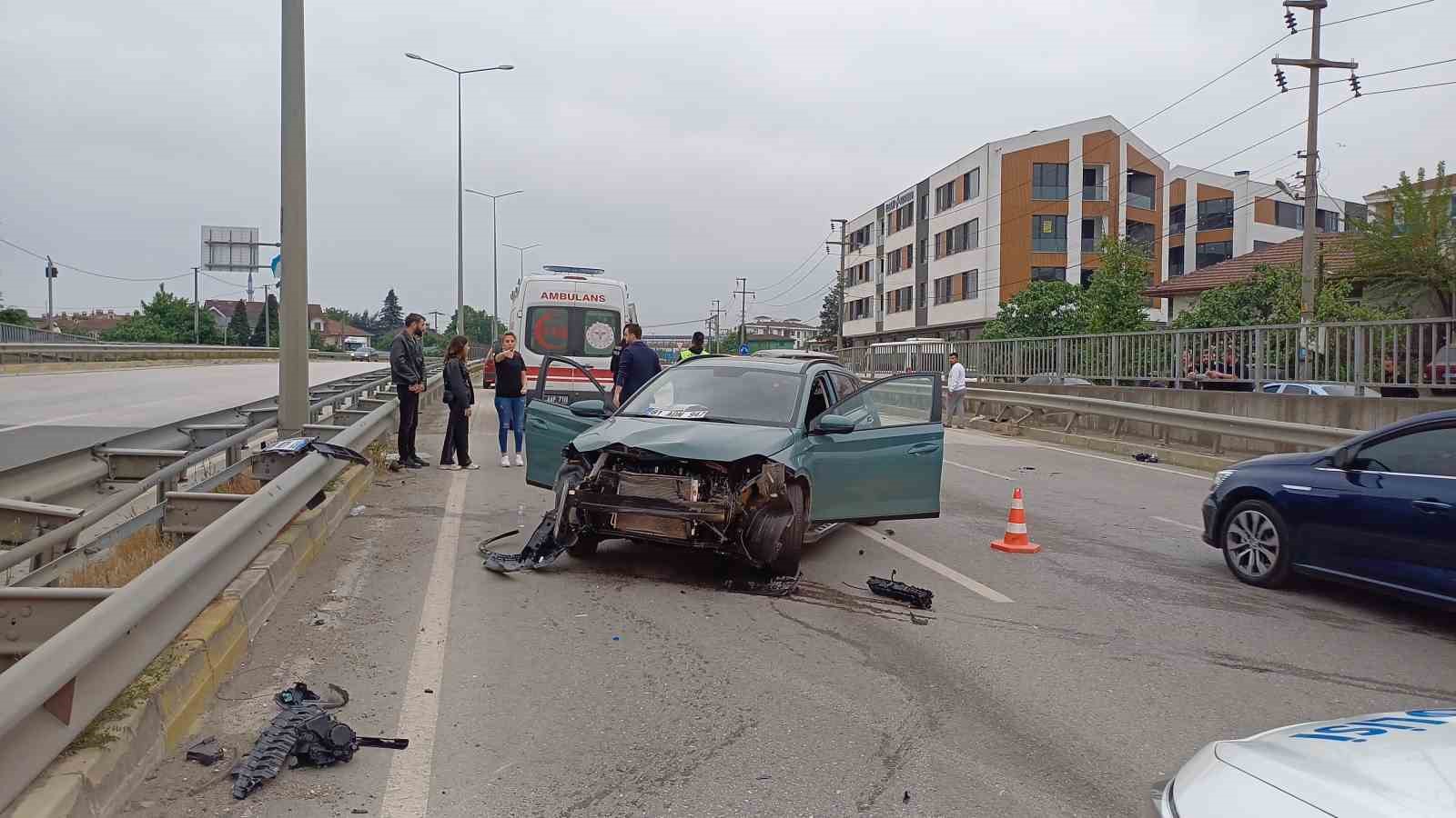 Arkasından çarpıp kaçtığı otomobil, bariyerlere girdi: 2 yaralı
