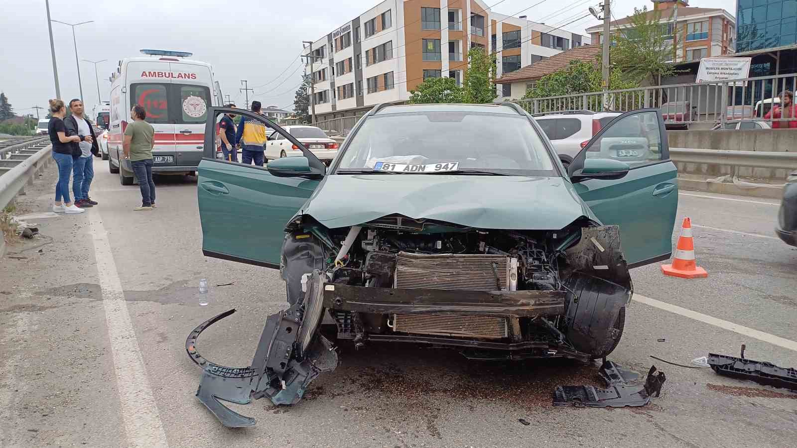 Arkasından çarpıp kaçtığı otomobil, bariyerlere girdi: 2 yaralı
