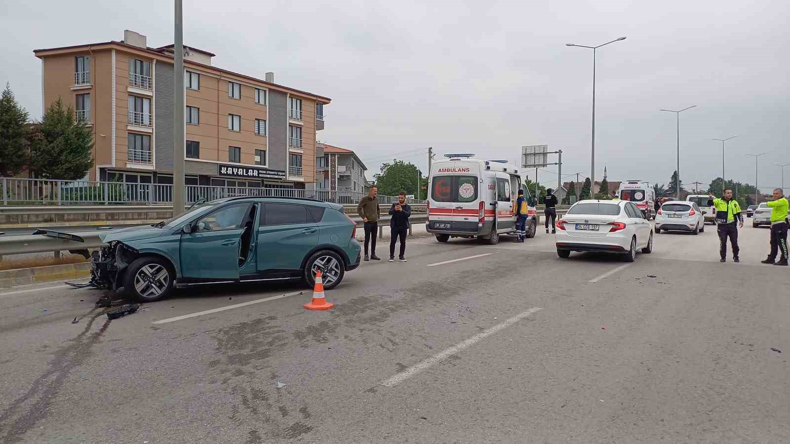 Arkasından çarpıp kaçtığı otomobil, bariyerlere girdi: 2 yaralı
