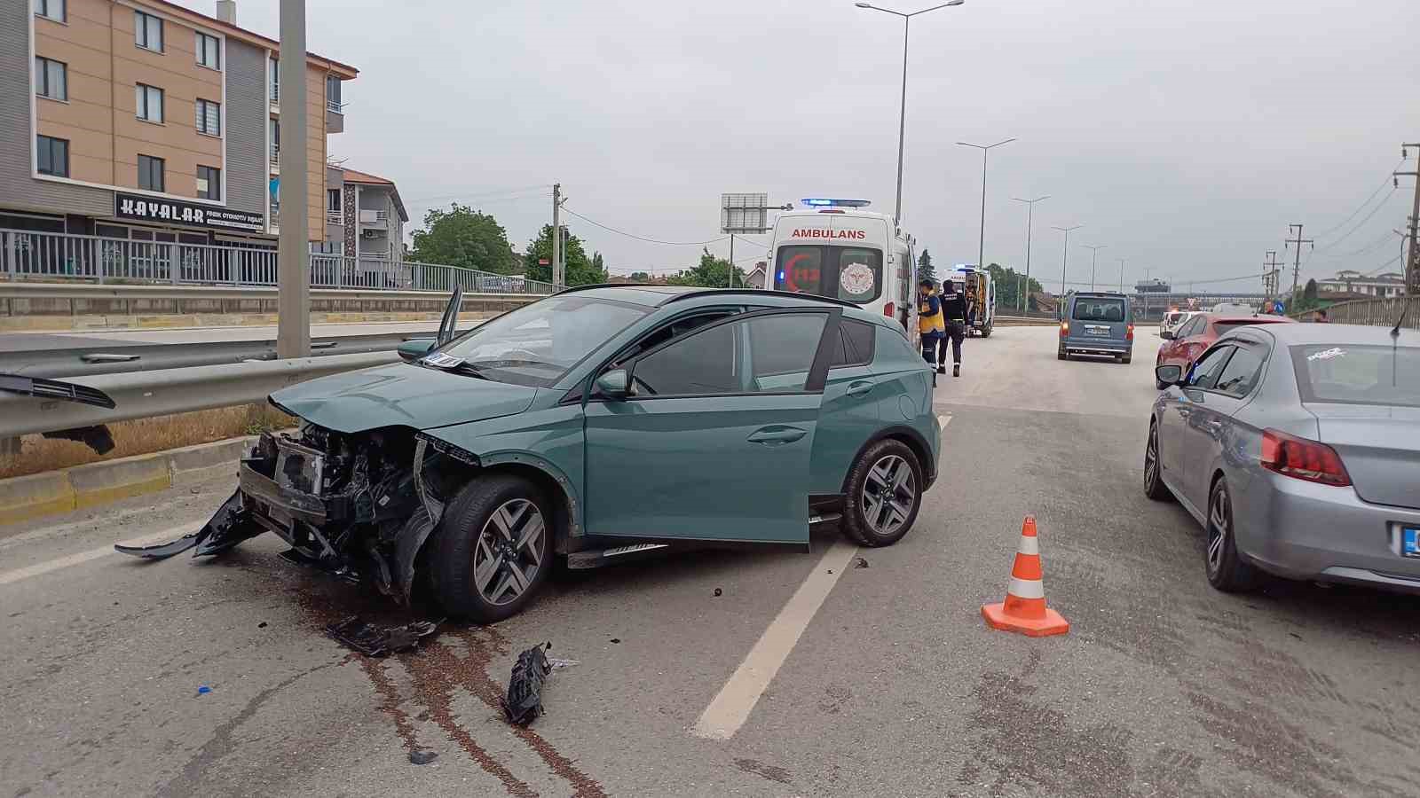 Arkasından çarpıp kaçtığı otomobil, bariyerlere girdi: 2 yaralı
