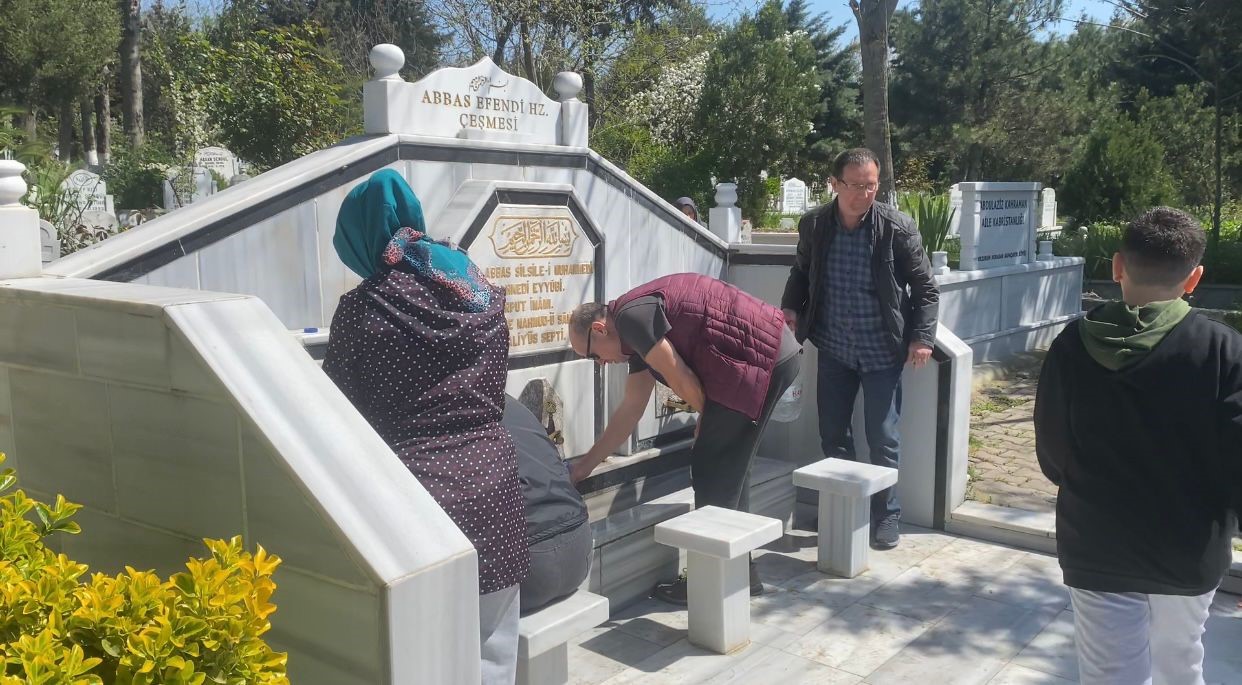 Arnavutköy’de mezarlıklarda bayram öncesi yoğunluk