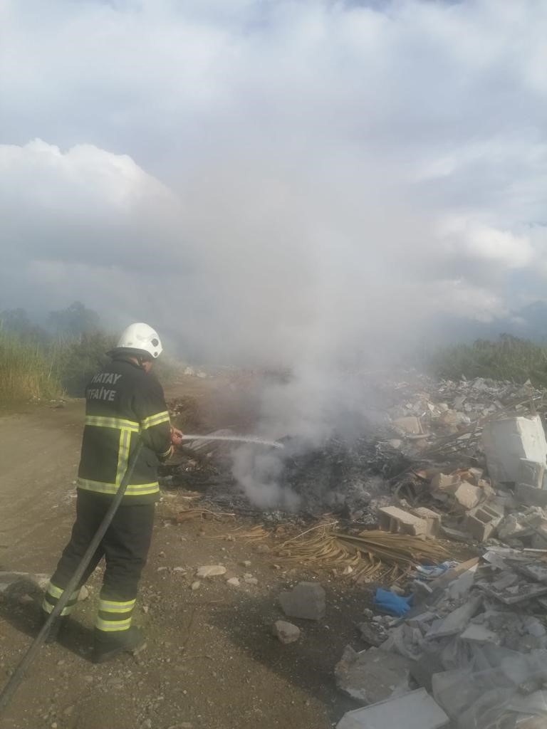 Arsuz’da çöplük alanda yangın çıktı
