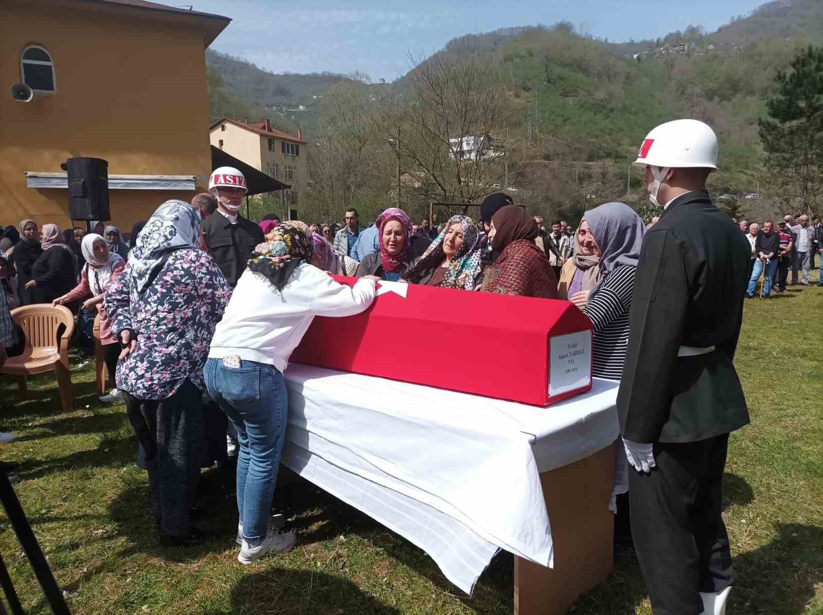 Askeri birliğinde yatağında ölü olarak bulunan asker son yolculuğuna uğurlandı
