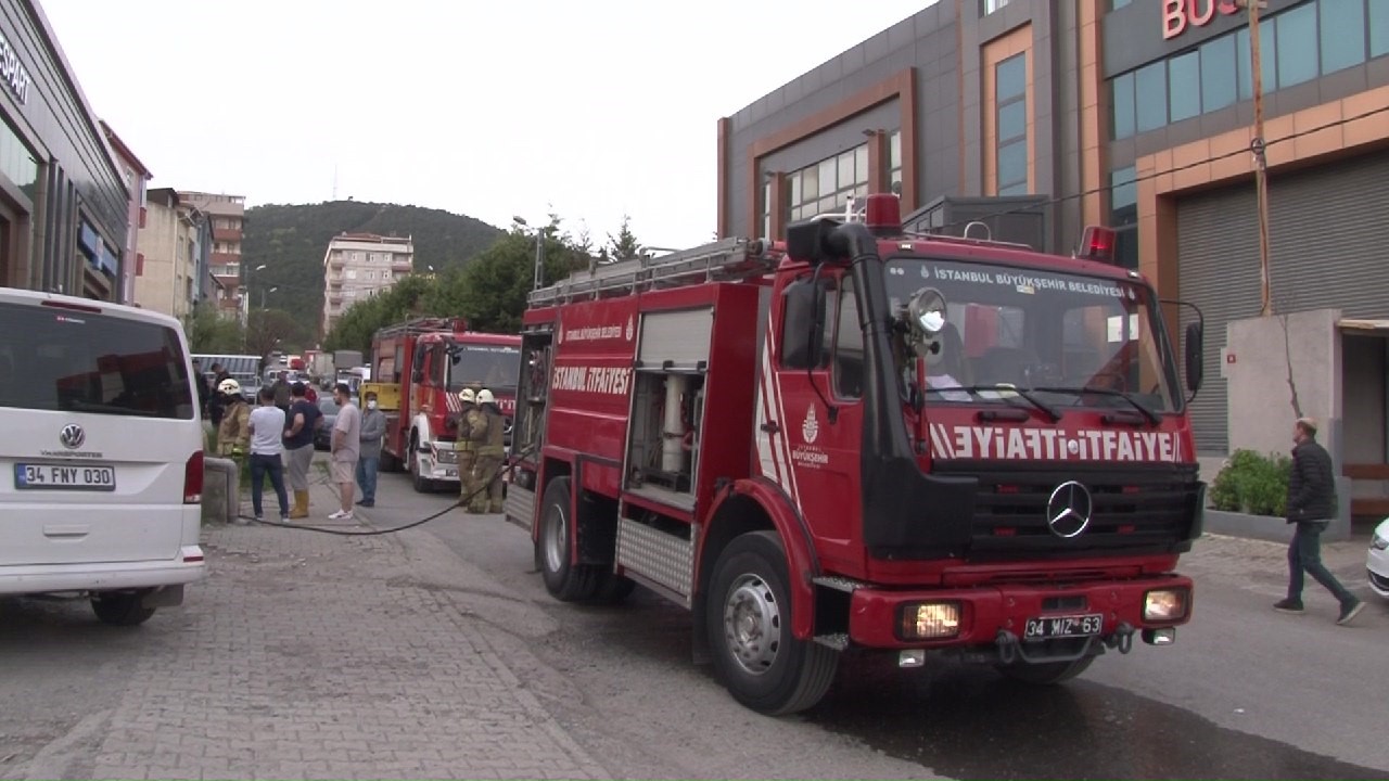 Ataşehir’de işyerinde çıkan yangın korkuttu
