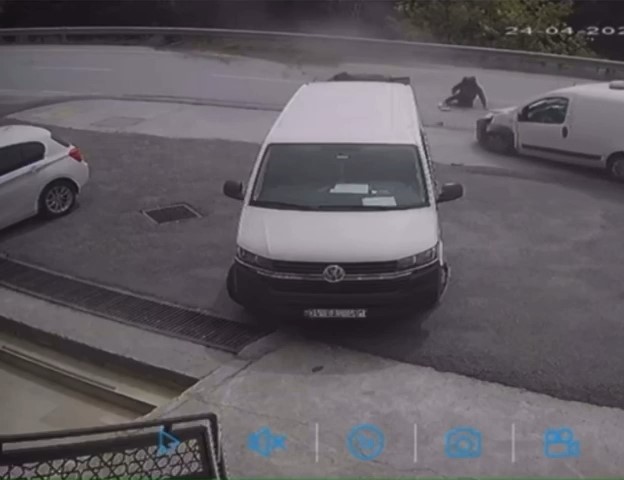 Ataşehir’de otomobil ve motosikletin karıştığı kaza anı kamerada
