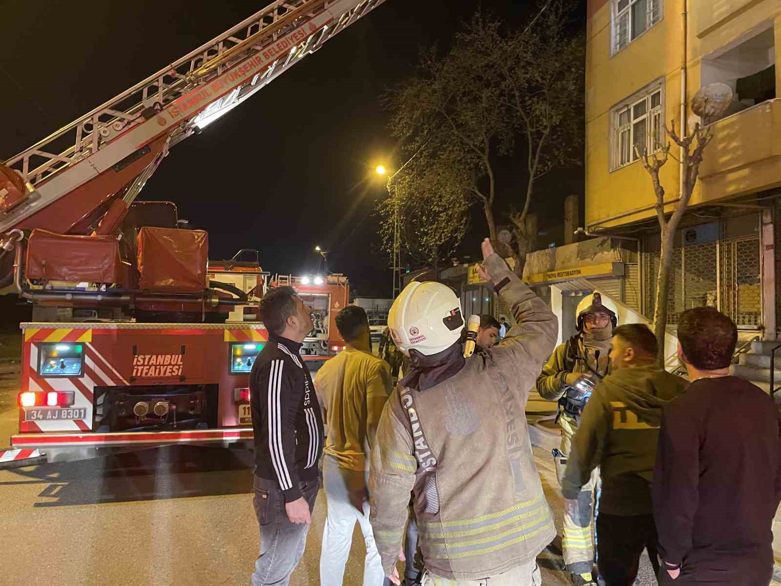 Avcılar’da 4 katlı binanın 1. katında çıkan yangında mahsur kalan 11 kişi kurtarıldı
