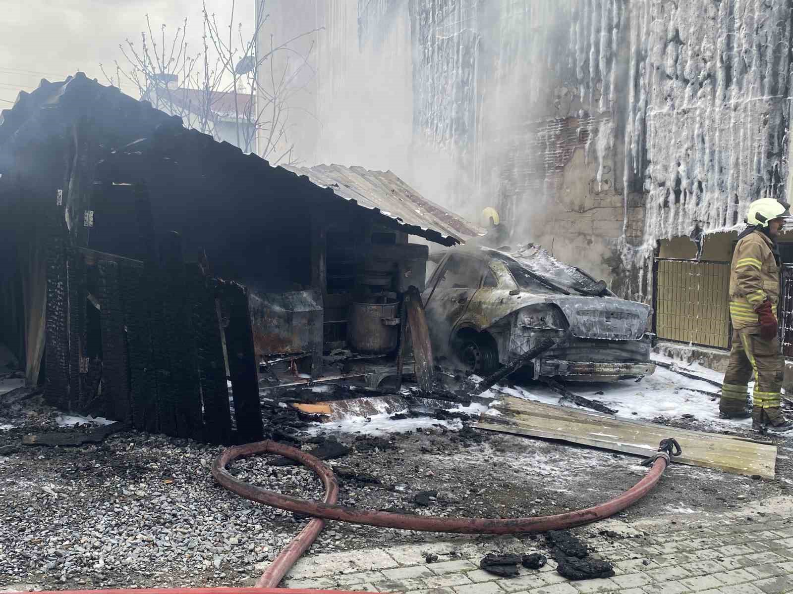Avcılar’da araç garajındaki yangın binanın cephesine sıçradı
