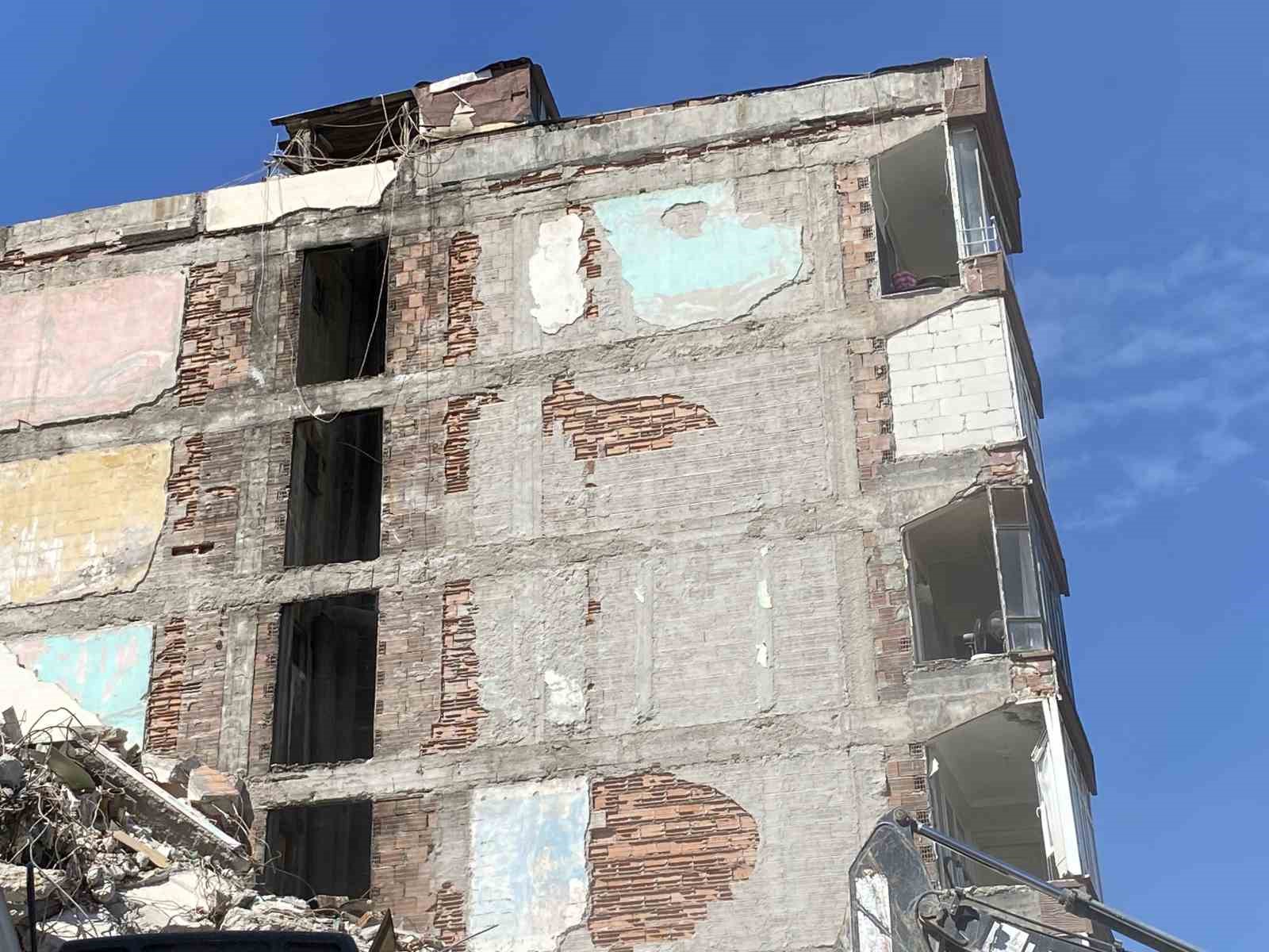 Avcılar’da kentsel dönüşüm için yıkılan binanın duvarını kullandılar, balkon açıkta kaldı
