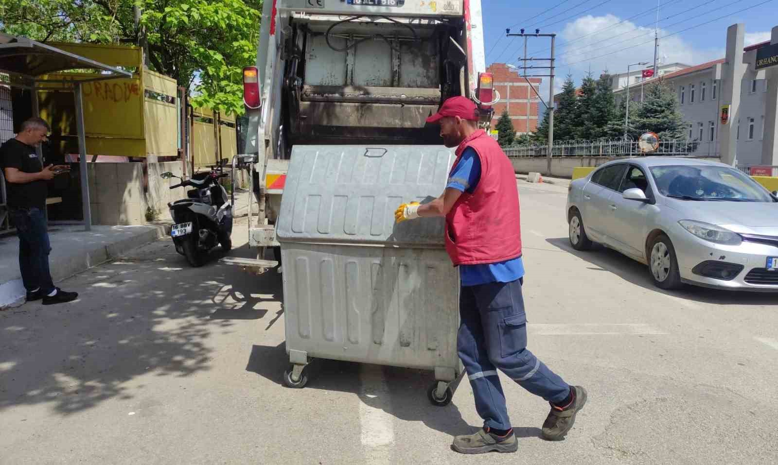 Ayıyı parçalayıp çöpe attılar
