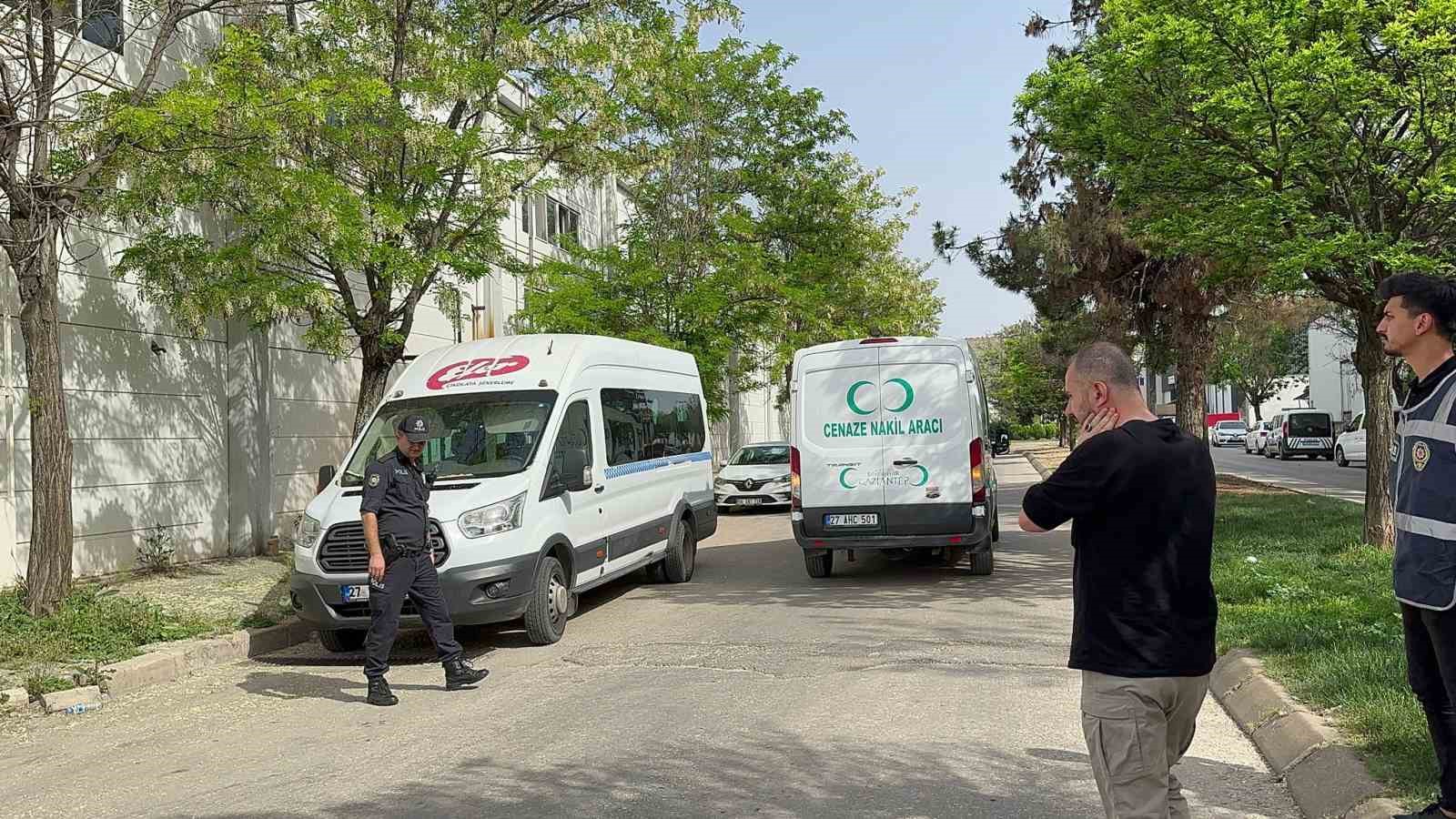 Aynı fabrikada çalıştığı arkadaşını öldürdükten sonra intihar etti
