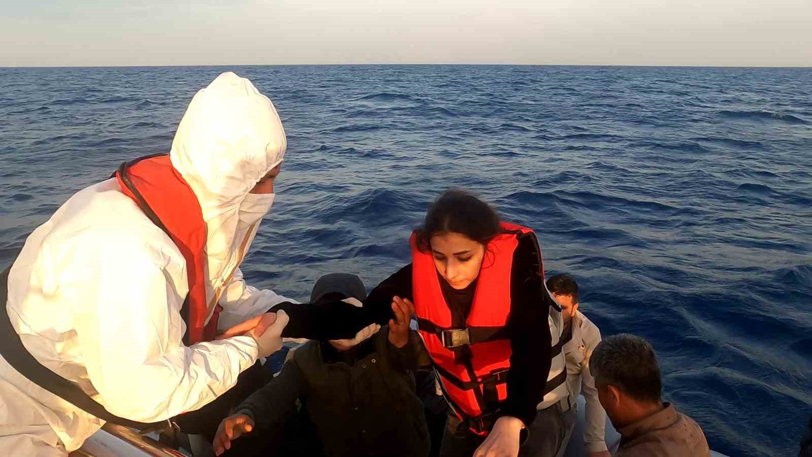 Ayvacık açıklarında Yunan unsurlarınca ölüme terk edilen 7’si çocuk 14 kaçak göçmen kurtarıldı
