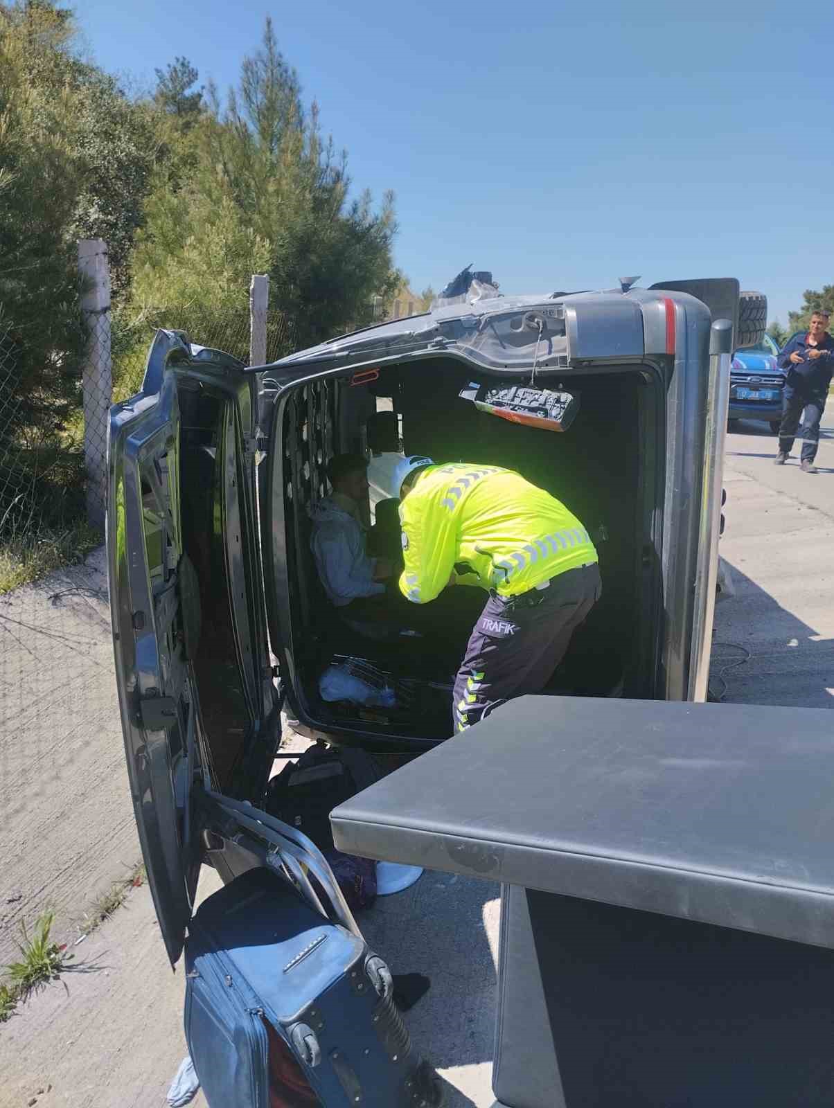 Ayvacık’ta panelvan araç devrildi: 2 yaralı
