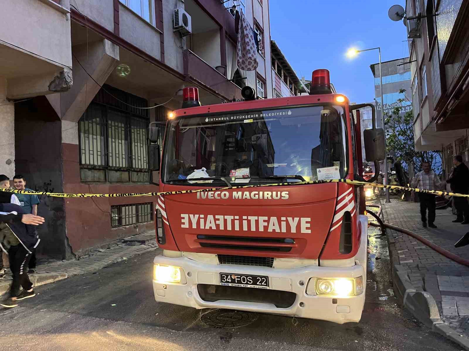 Bağcılar’da korkutan yangın: Gecekondu alev topuna döndü
