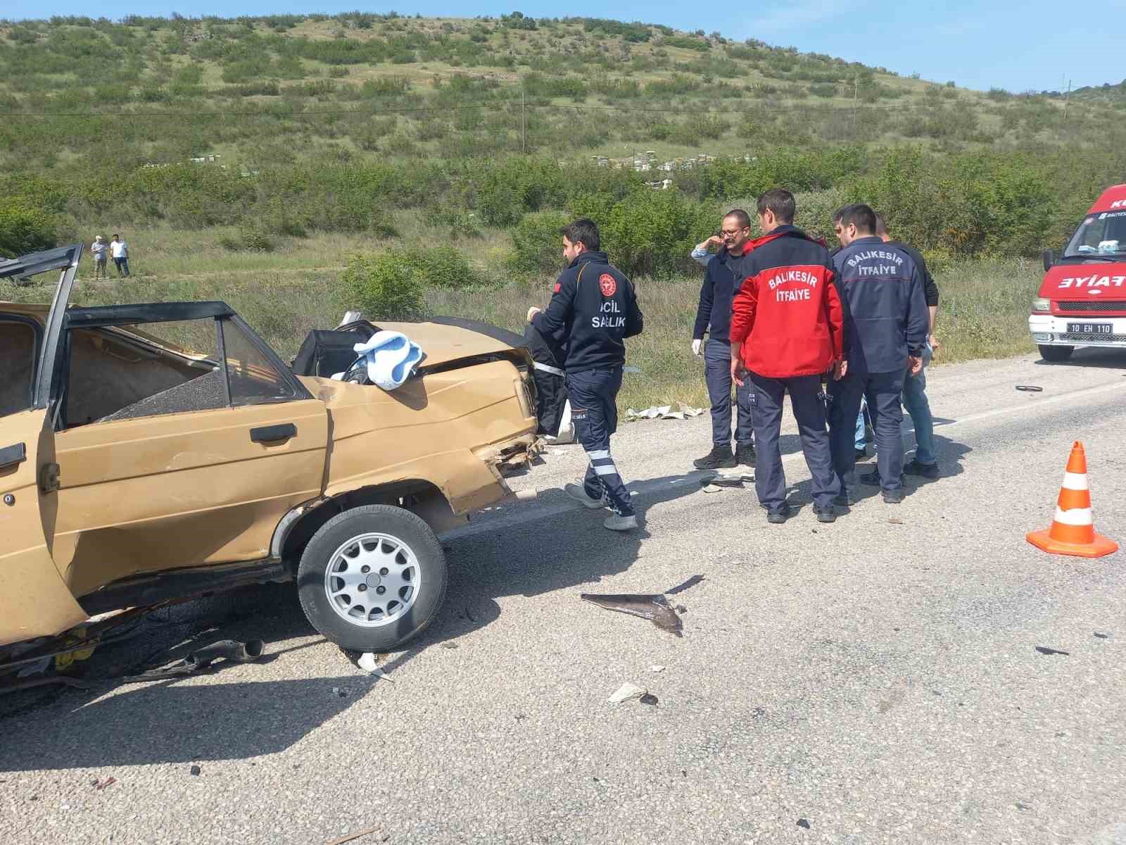 Balıkesir’de otomobil ile kamyon çarpıştı: 2 ölü, 1 yaralı
