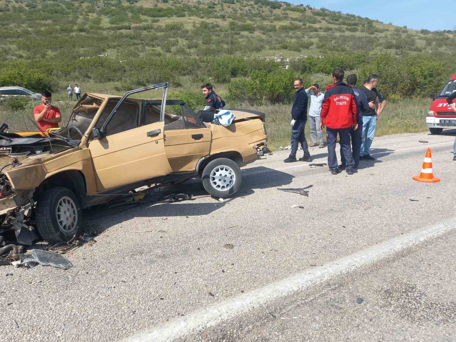 Balıkesir’de otomobil ile kamyon çarpıştı: 2 ölü, 1 yaralı
