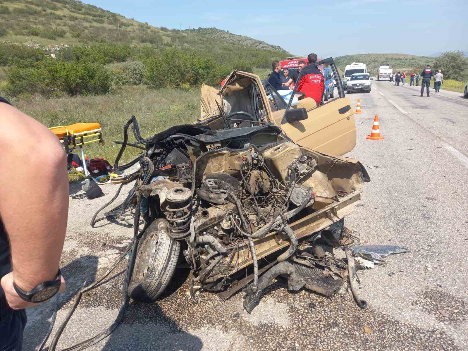 Balıkesir’de otomobil ile kamyon çarpıştı: 2 ölü, 1 yaralı
