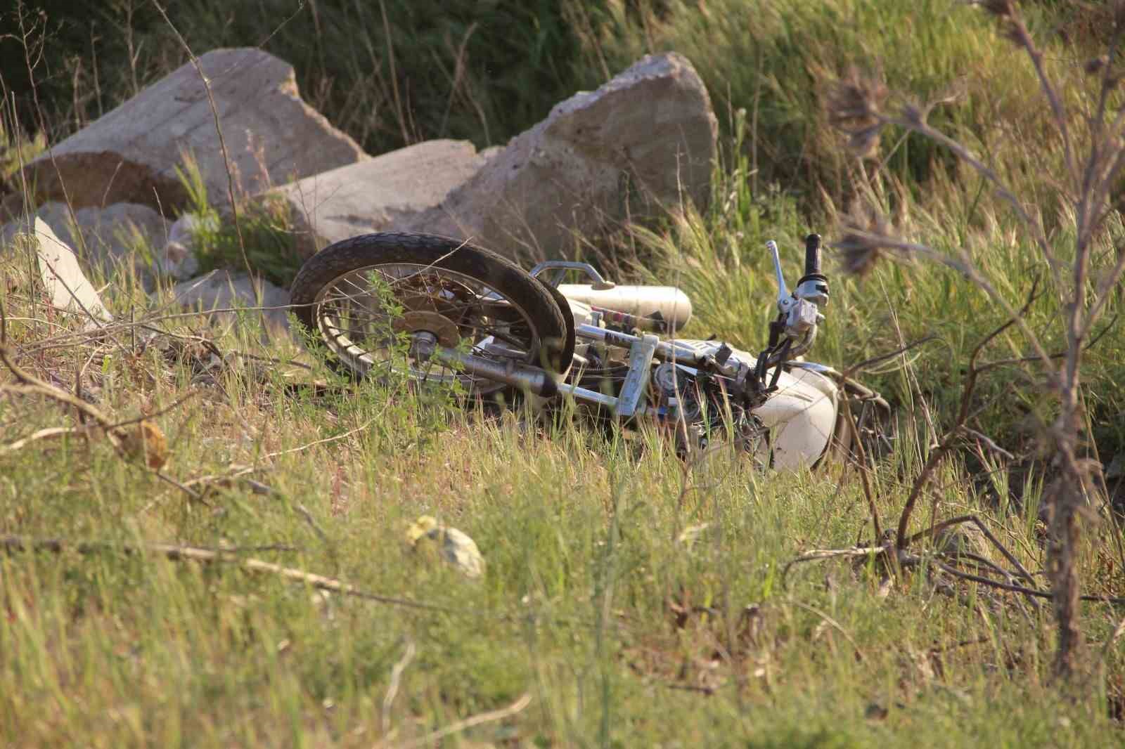 Bariyerlere çarpan motosiklet dere yatağına uçtu: 2 genç hayatını kaybetti
