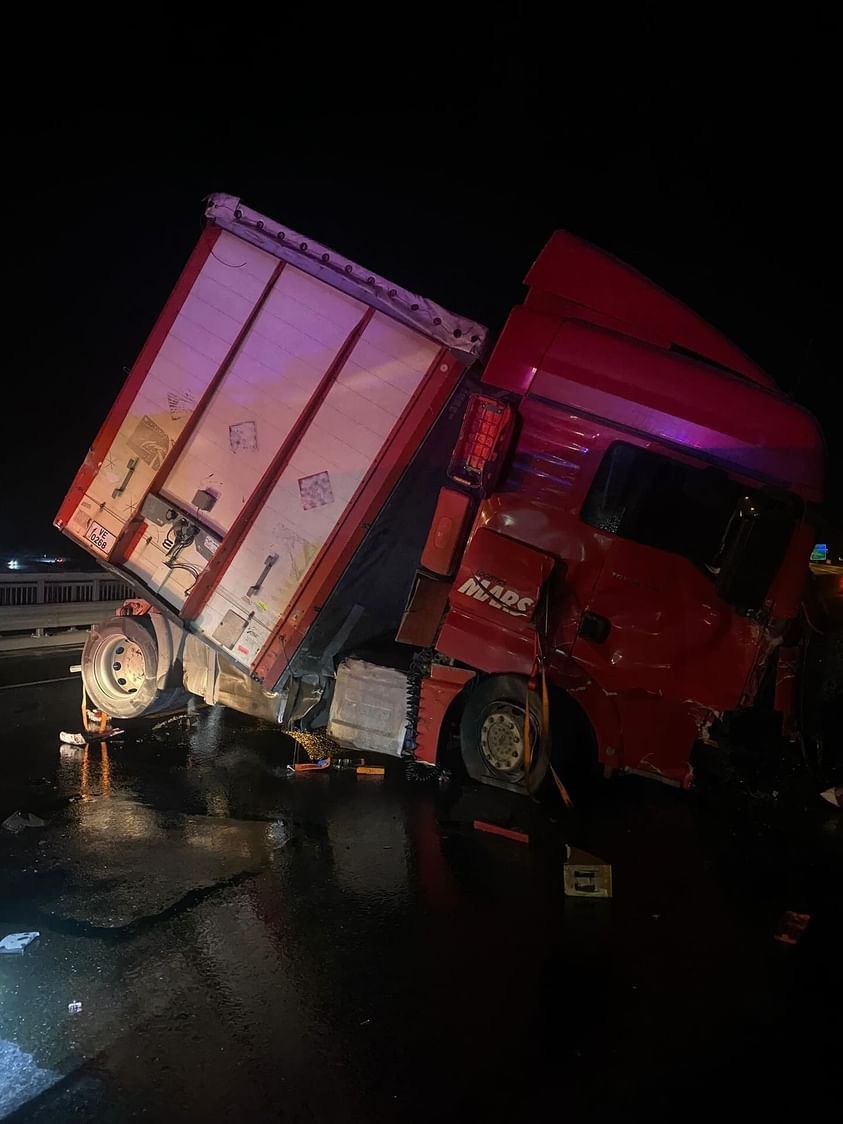 Başakşehir’de tır bariyerlere çarptı: 1 ölü
