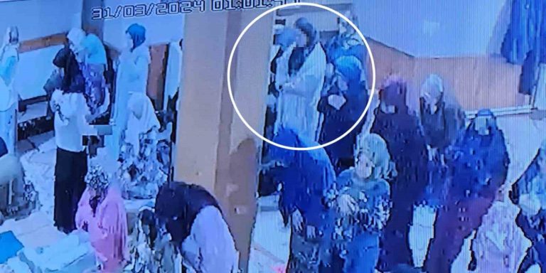Başörtü takıp camide kadınların arasında namaz kılarak taciz iddiası
