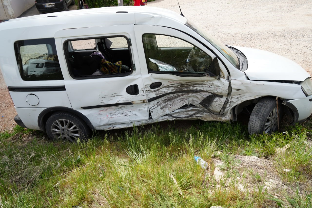 Bayburt’ta 4 kişinin yaralandığı trafik kazası güvenlik kamerasına yansıdı
