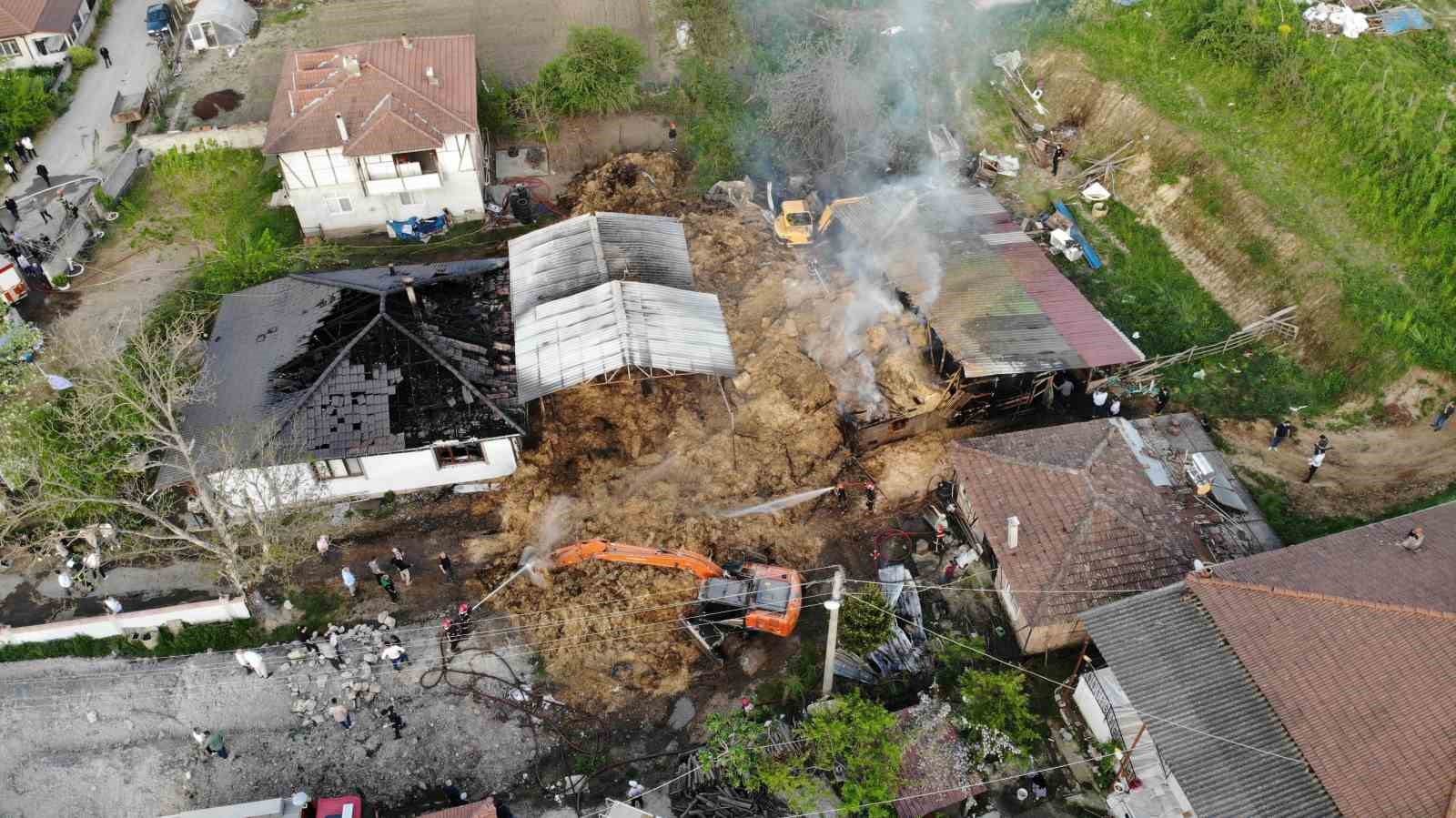 Besi çiftliğinde yangın: Çok sayıda kurbanlık büyükbaş telef oldu, 1 kişi dumandan etkilendi
