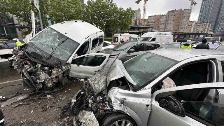 Beşiktaş Büyükdere Caddesi’nde çok sayıda aracın karıştığı zincirleme kaza meydana geldi. Olay yerine itfaiye, polis ve sağlık ekipleri sevk edildi. Ekiplerin kazaya müdahalesi sürüyor.