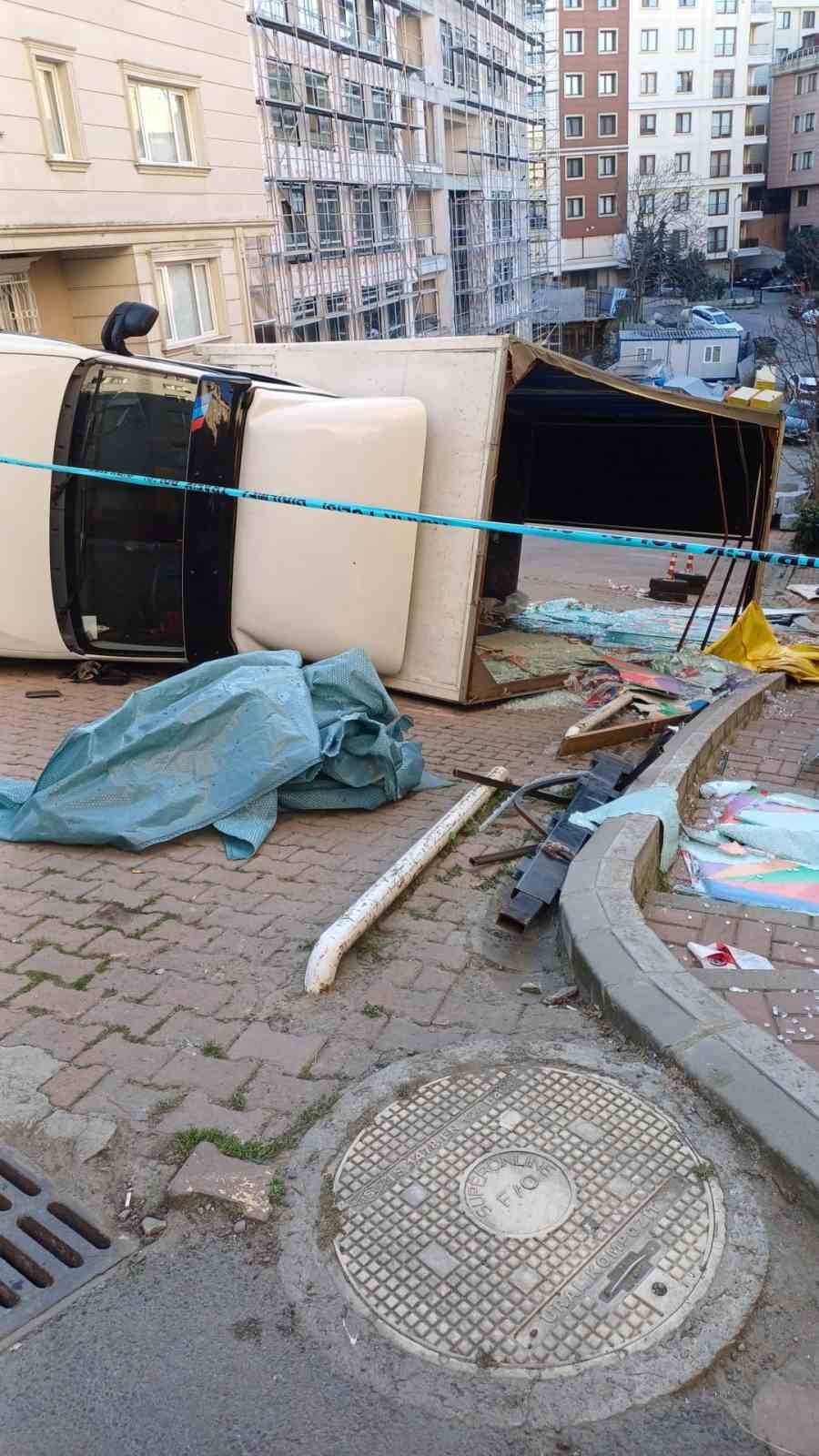 Beşiktaş’ta cam yüklü kamyon yola böyle devrildi: Tonlarca cam yola saçıldı
