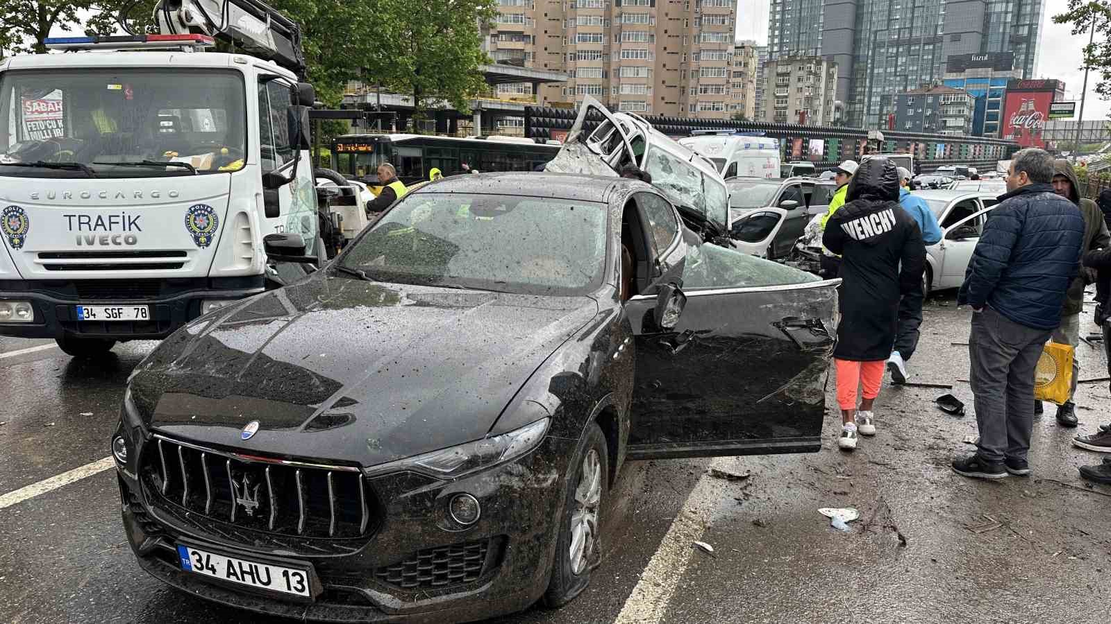 Beşiktaş’ta feci kaza: 8 araç birbirine girdi, 8 yaralı
