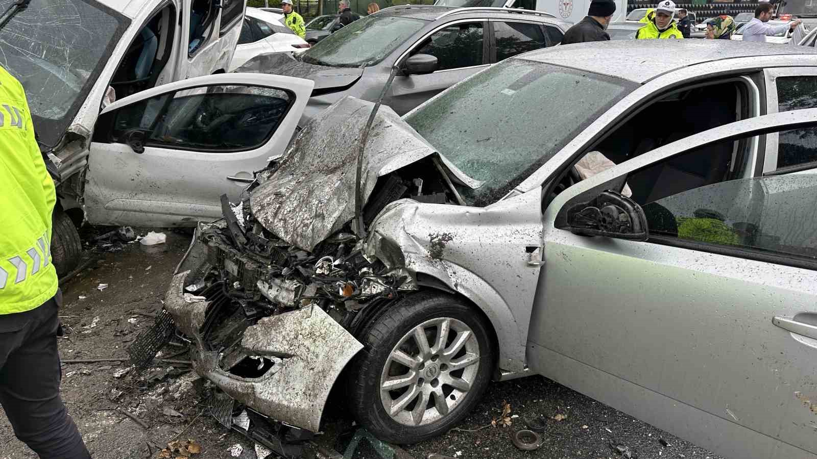 Beşiktaş’ta feci kaza: 8 araç birbirine girdi, 8 yaralı
