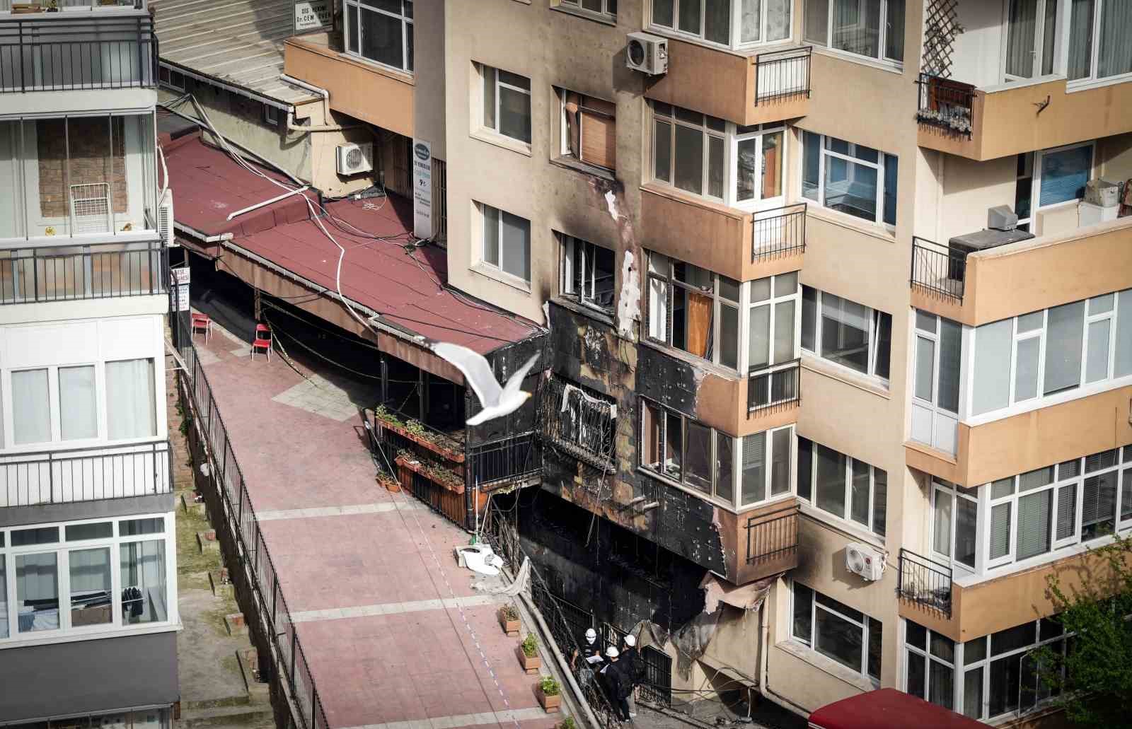 Beşiktaş’taki yangın sırasında zarar gören bina fotoğraflara yansıdı
