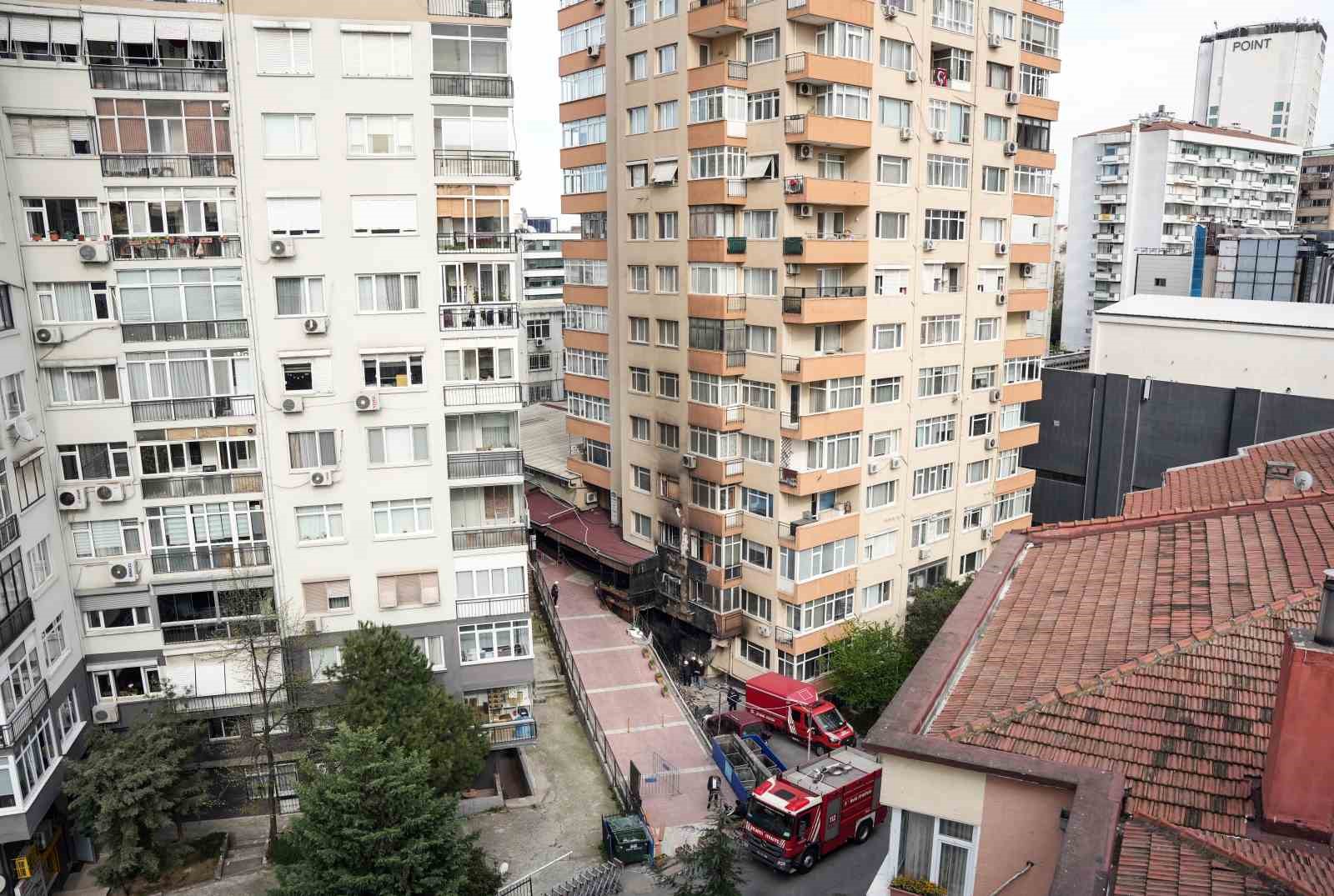 Beşiktaş’taki yangın sırasında zarar gören bina fotoğraflara yansıdı
