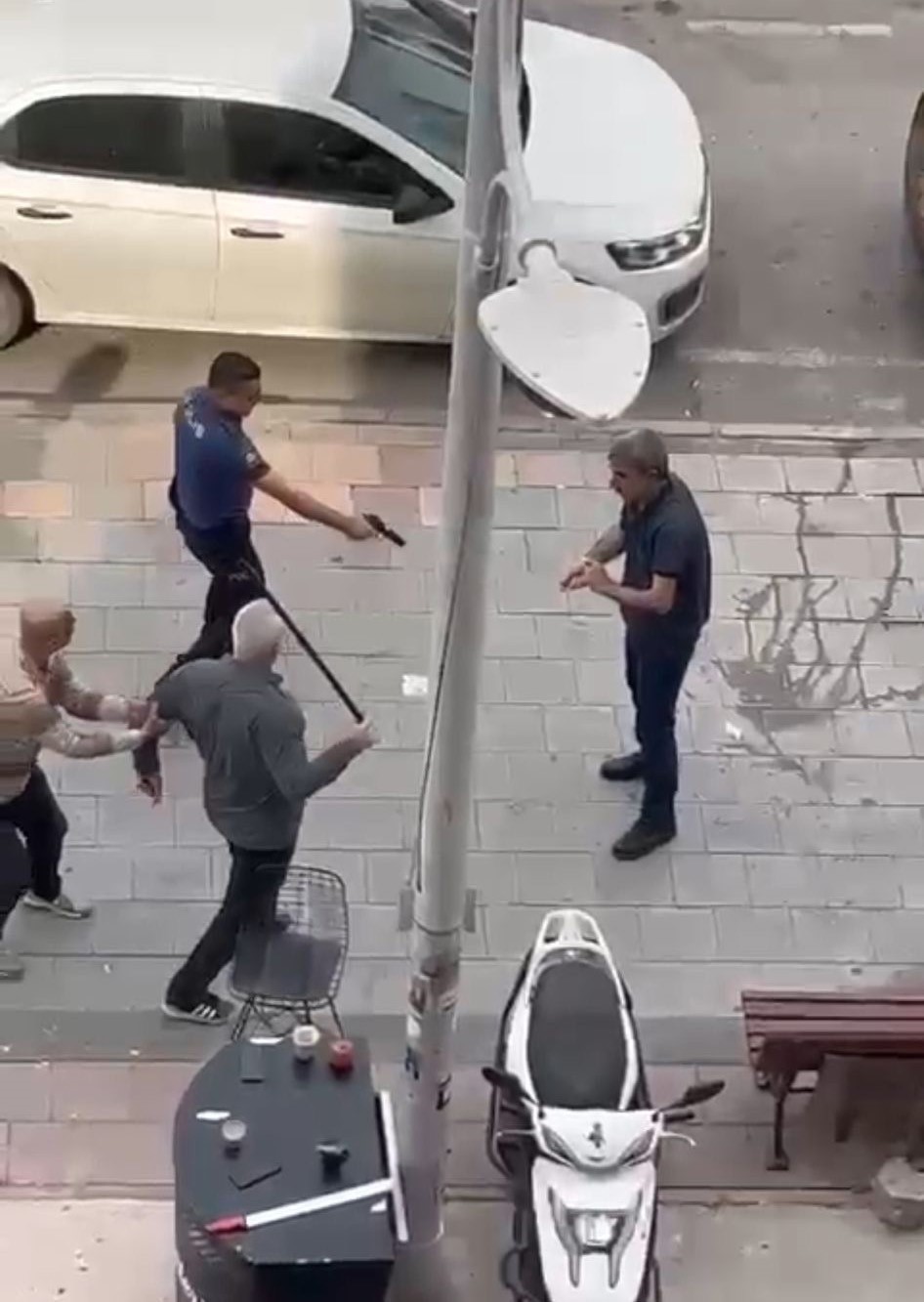 Bıçaklı saldırganı polis etkisiz hale getirdi, o anlar kamerada