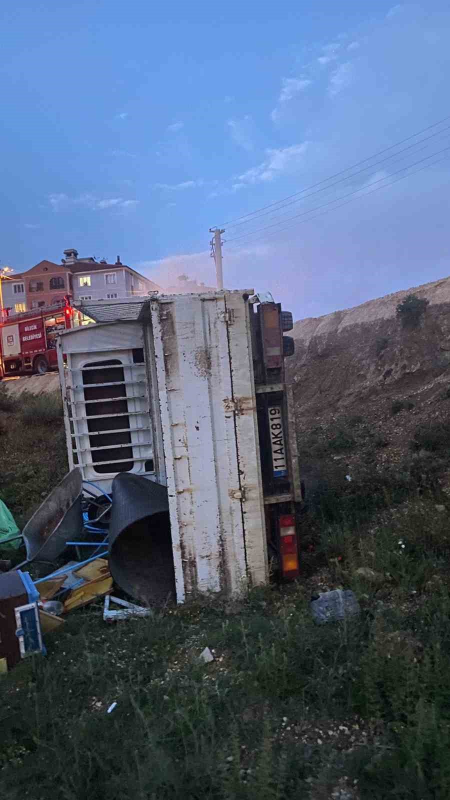 Bilecik’te devrilen kamyonet alev aldı
