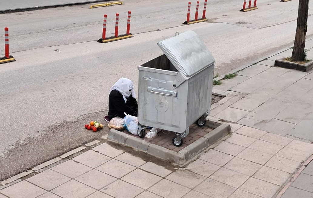 Bilecik’te dilenci kadın zabıtan kurtulmak için sokak ortasına tuvaletini yaptı
