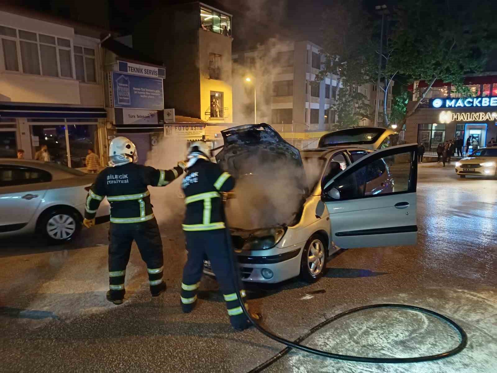 Bilecik’te seyir halinde alev alan ve patlamalar yaşanan araç yangını korkuttu