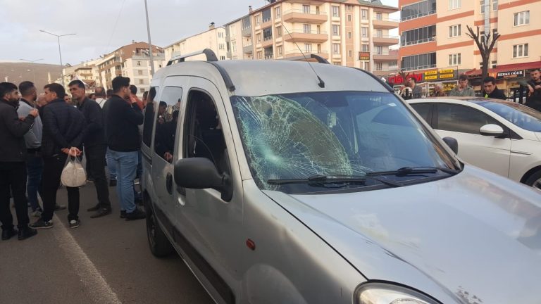 Bingöl’de hafif ticari aracın çarptığı yaya yaralandı: Aynı yerde ikinci kaza