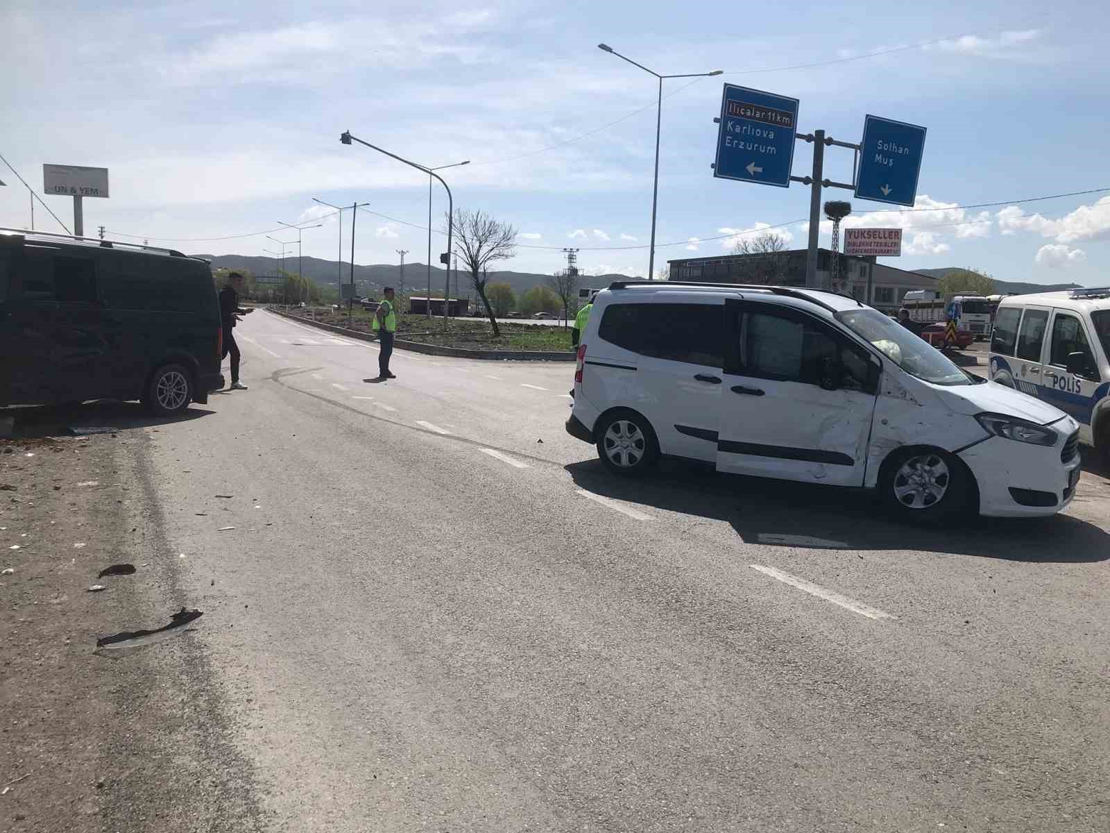 Bingöl’de minibüs ve hafif ticari araç çarpıştı: 15 yaralı
