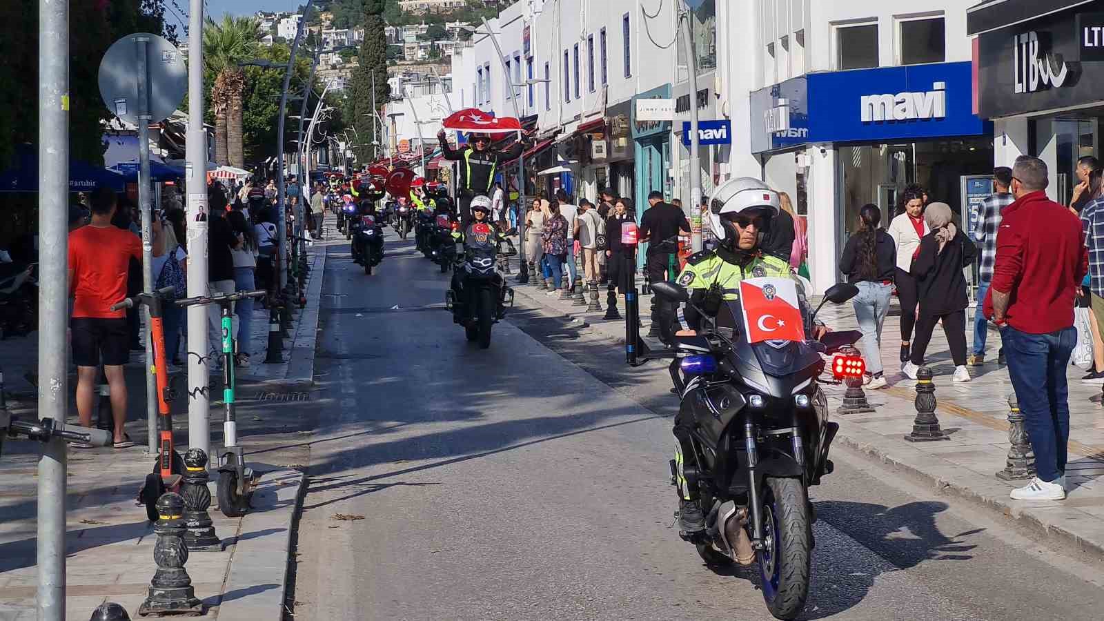 Bodrum’da polisler kortej düzenledi