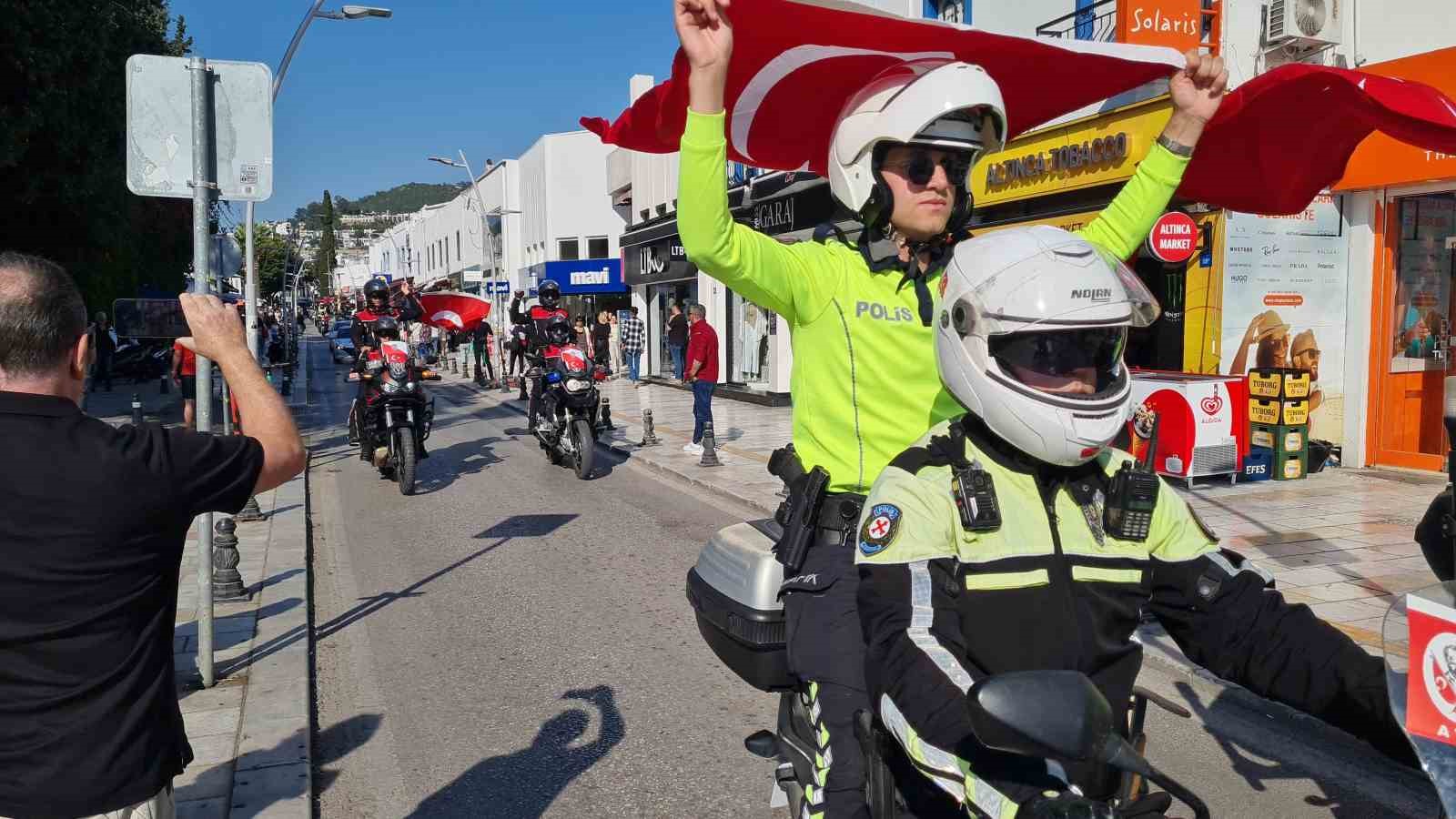 Bodrum’da polisler kortej düzenledi
