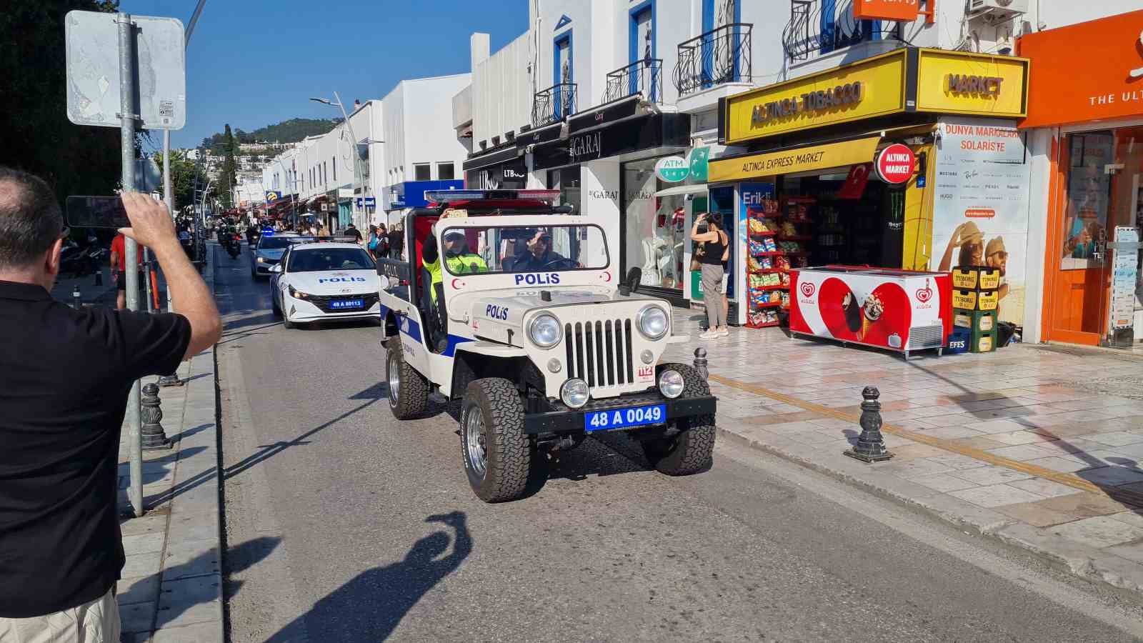 Bodrum’da polisler kortej düzenledi
