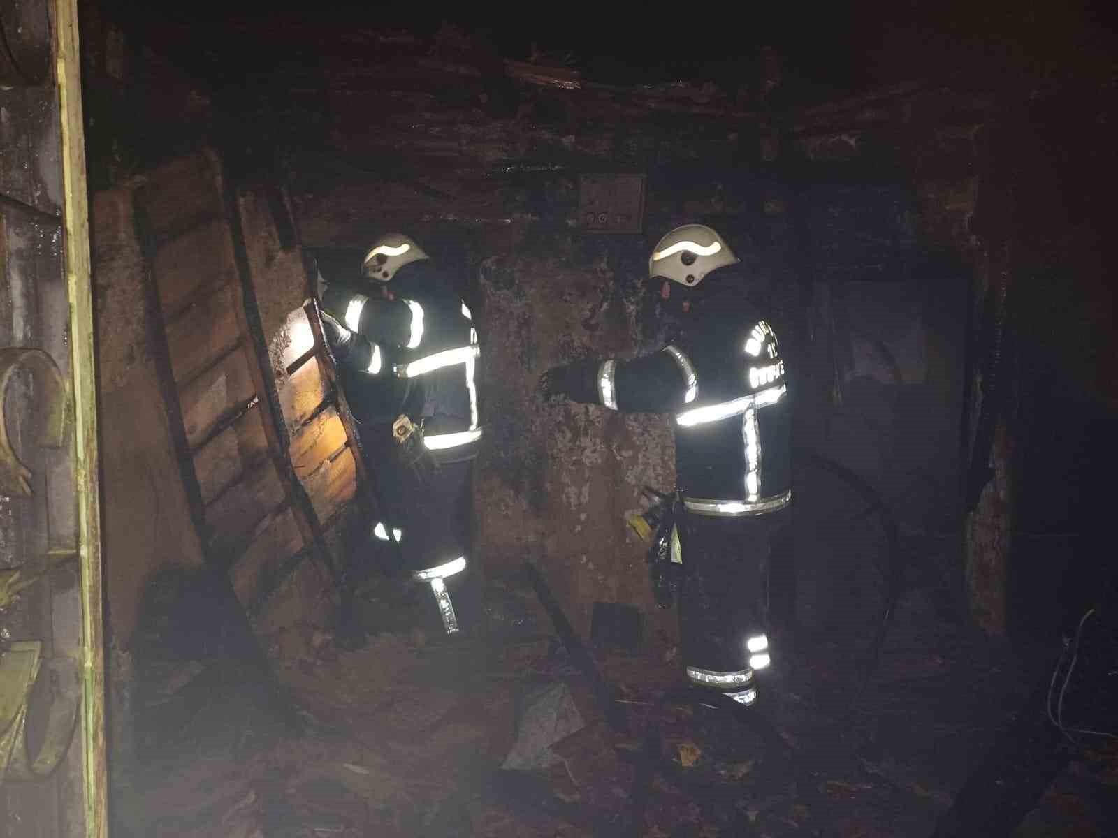 Burdur’da çıkan yangında metruk ev alevlere teslim oldu
