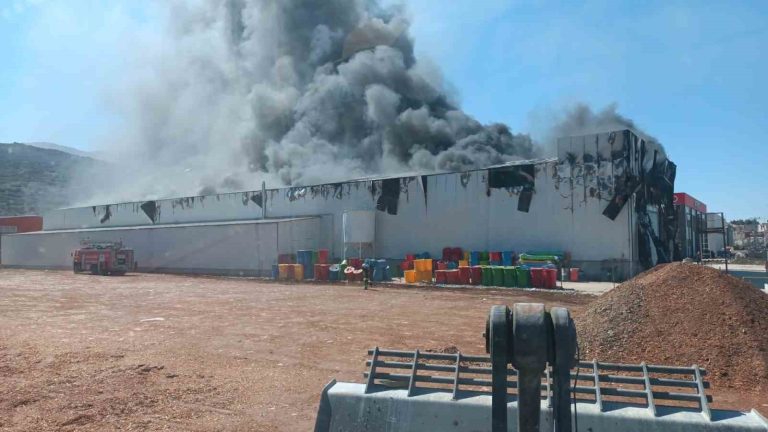 Burdur’da çocuk parkı malzemeleri fabrikasında yangın çıktı