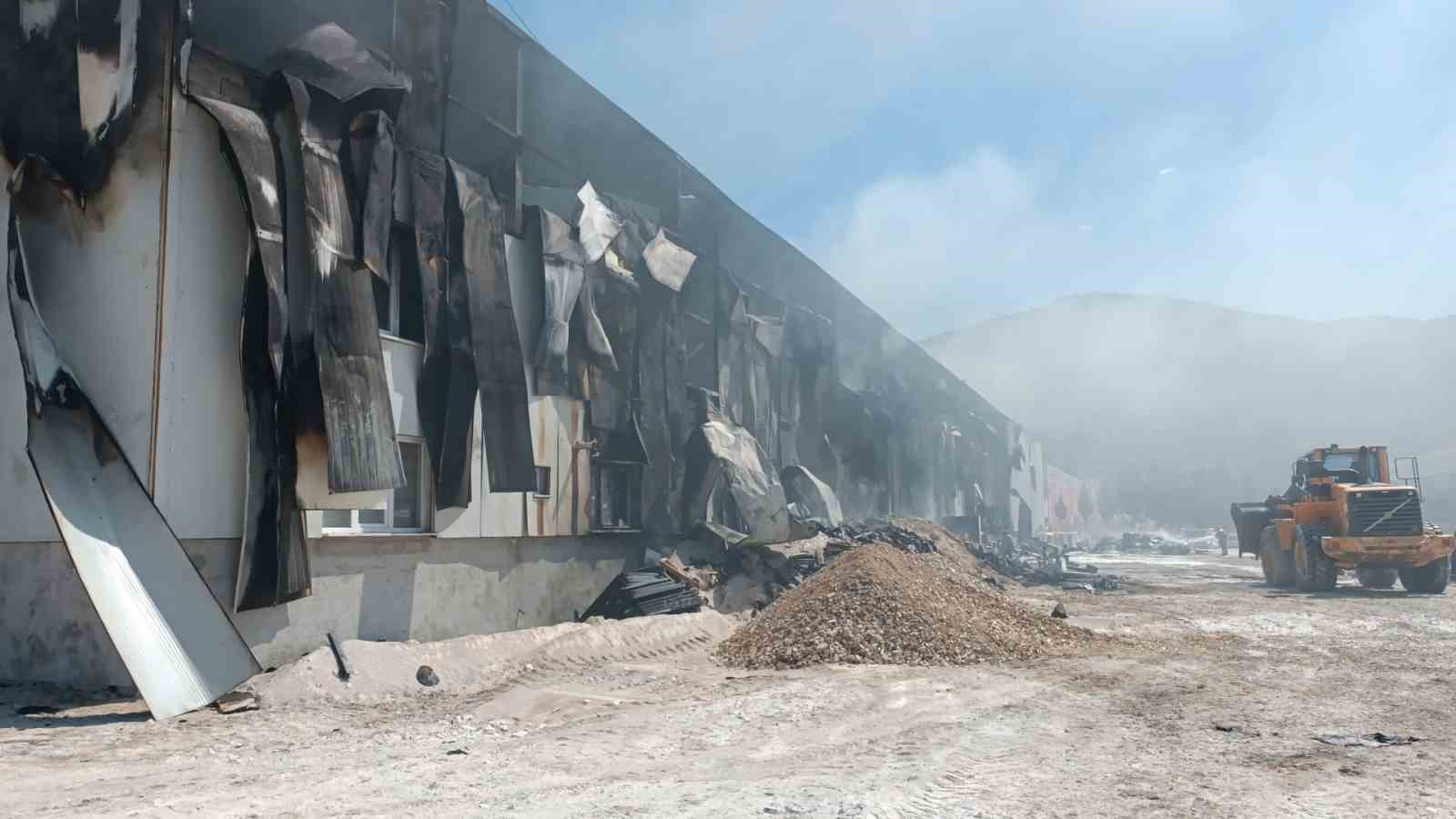 Burdur’da çocuk parkı malzemeleri fabrikasında yangın çıktı
