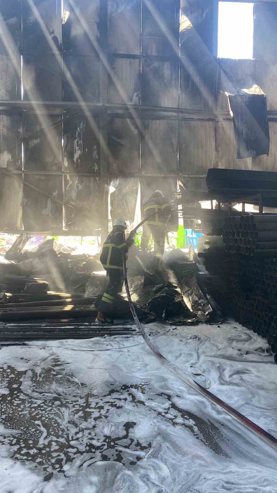 Burdur’da çocuk parkı malzemeleri fabrikasında yangın çıktı
