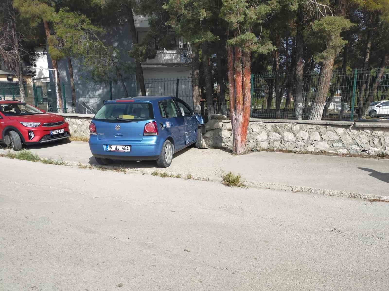 Burdur’da kavşağa kontrolsüz giren 2 otomobil çarpıştı: 1 yaralı

