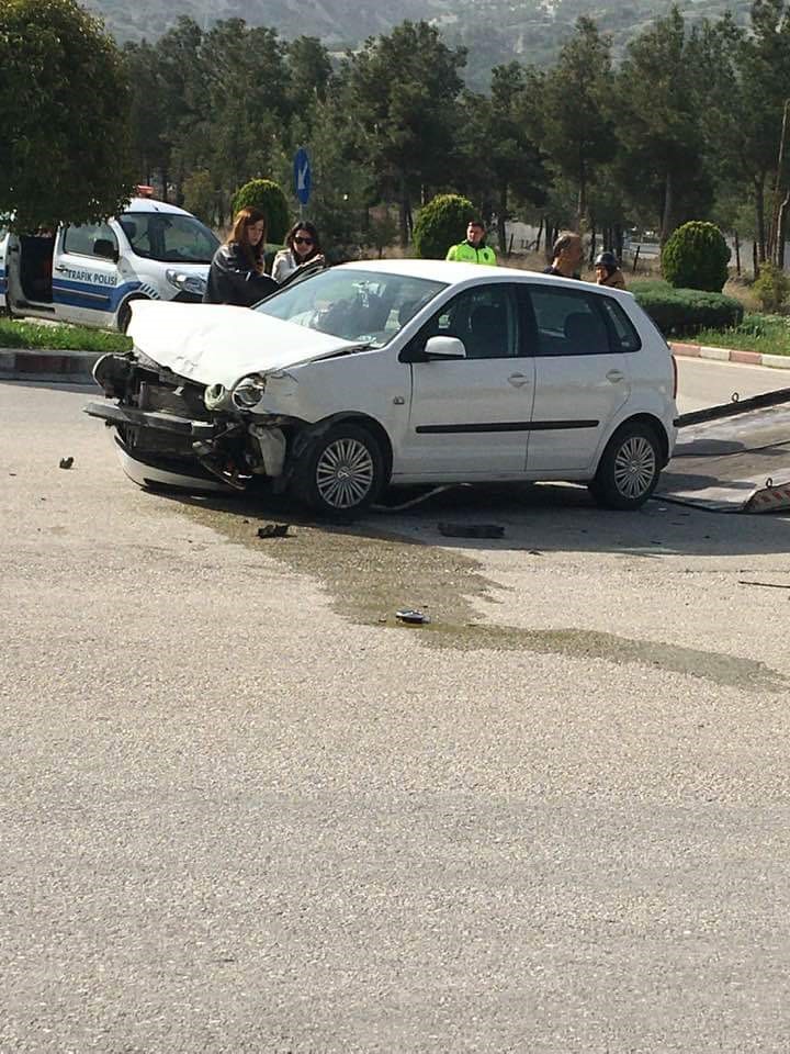 Burdur’da kavşağa kontrolsüz giren 2 otomobil çarpıştı: 1 yaralı
