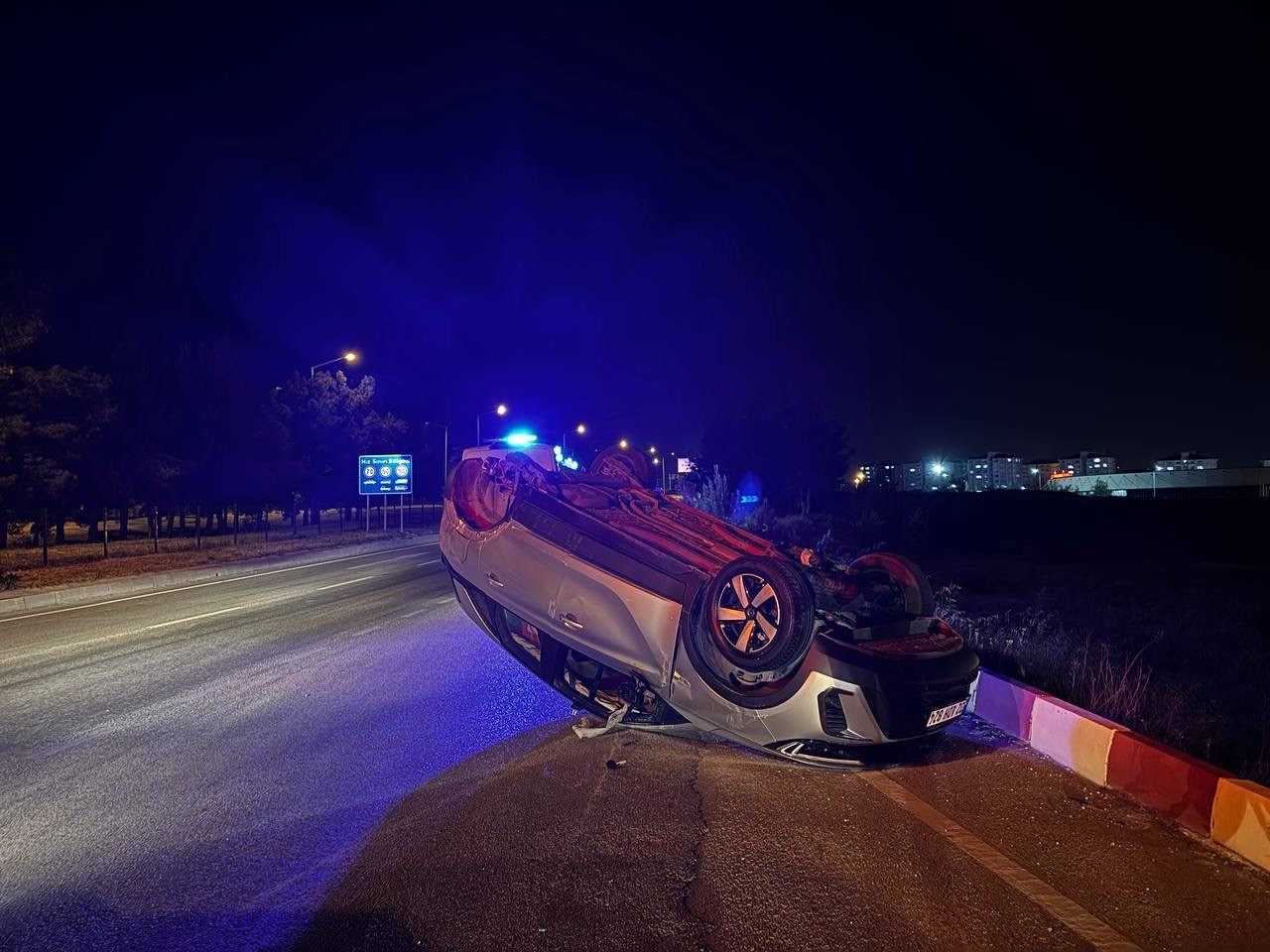 Burdur’da kavşağa kontrolsüz giren aracın çarptığı otomobil takla attı: 2 yaralı