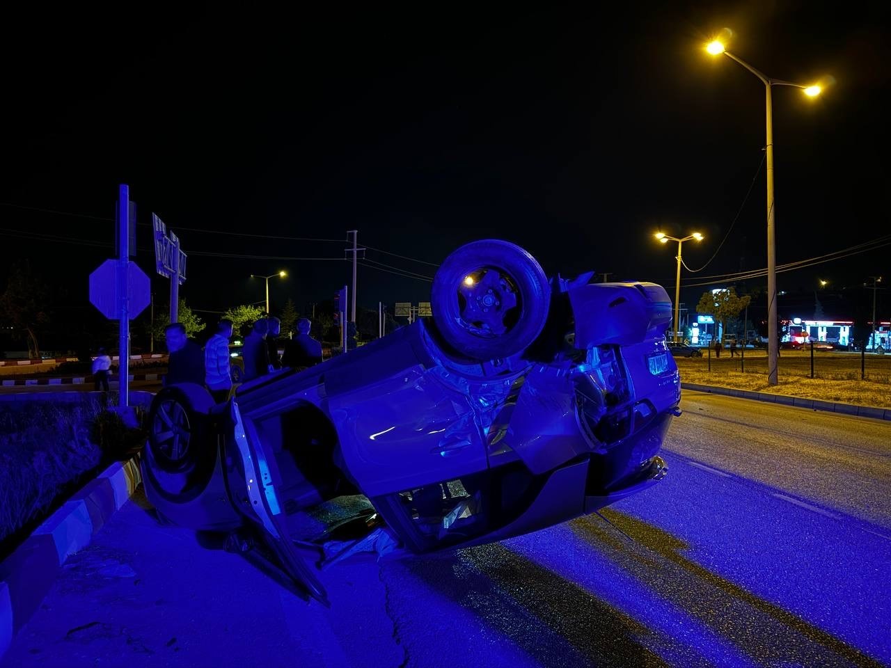 Burdur’da kavşağa kontrolsüz giren aracın çarptığı otomobil takla attı: 2 yaralı
