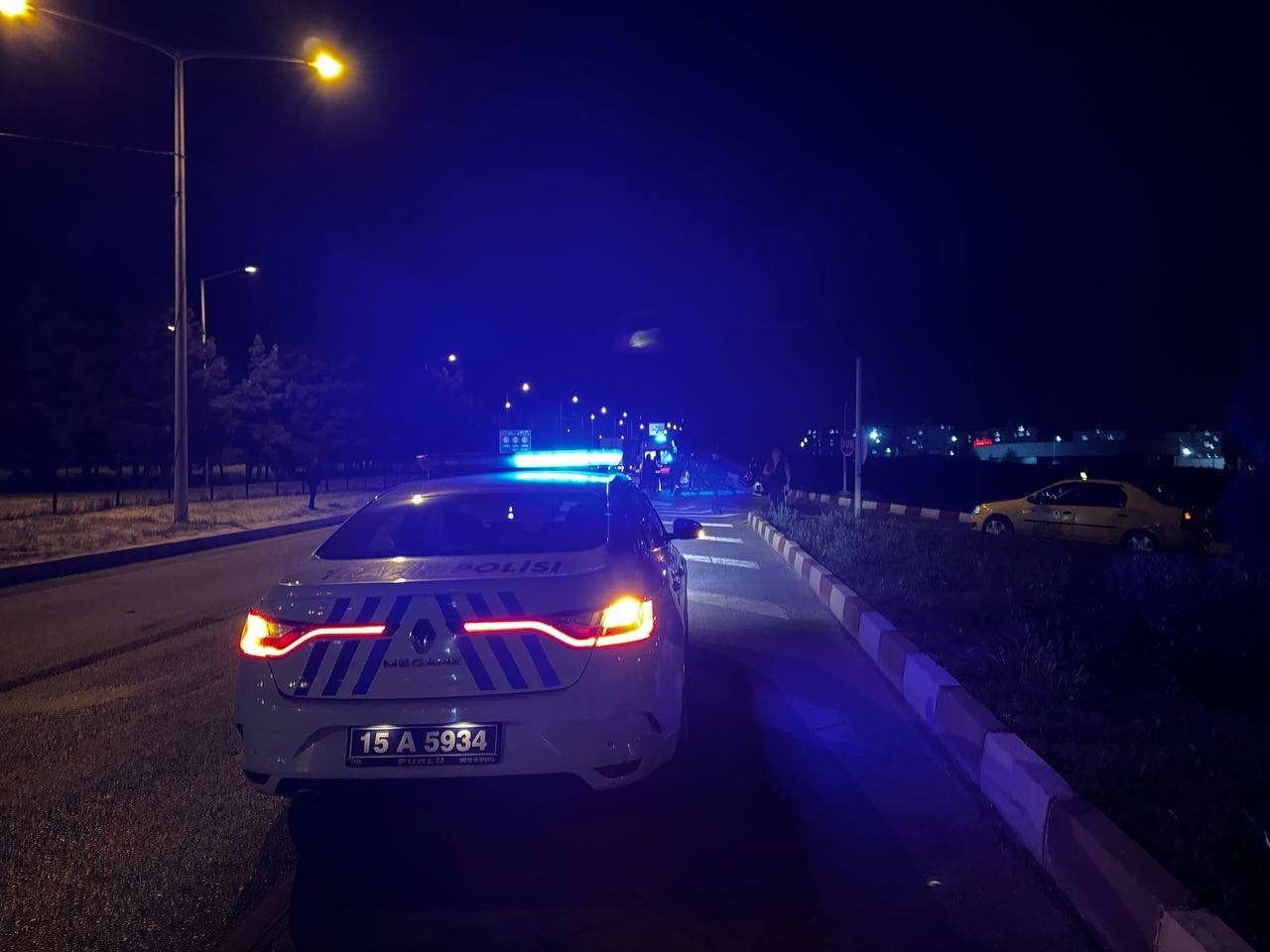 Burdur’da kavşağa kontrolsüz giren aracın çarptığı otomobil takla attı: 2 yaralı
